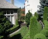 Landscaped-garden-between-houses